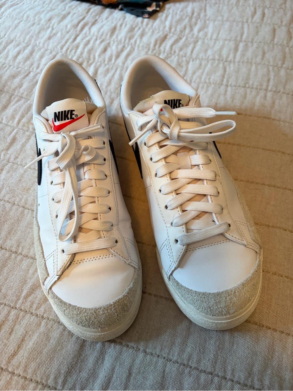 Nike Women’s White Low-Top Sneakers with Black Swoosh 8.5 GUC